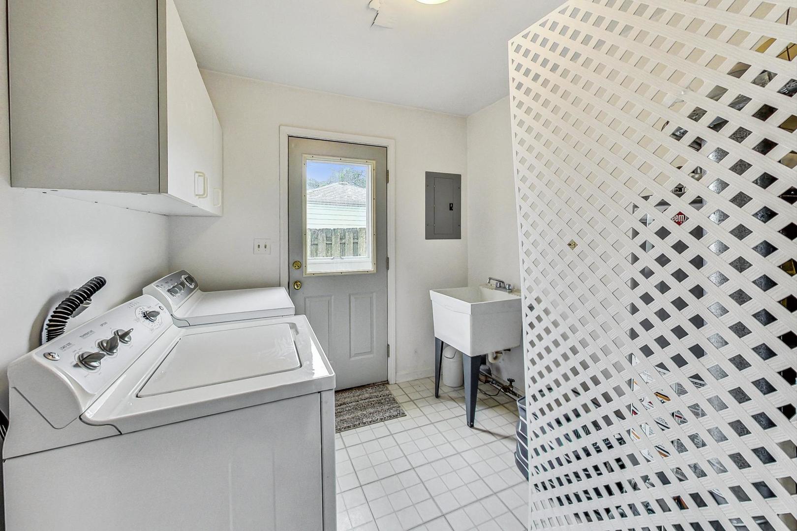 1010 Aurora Way Wheaton, IL 60189 - Photo 27 of 37 a utility room with dryer and washer