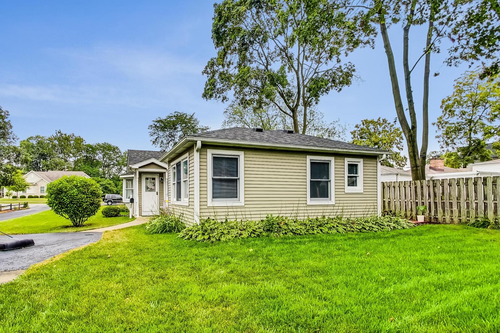 1010 Aurora Way Wheaton, IL 60189 - Photo 29 of 37 a front view of a house with garden