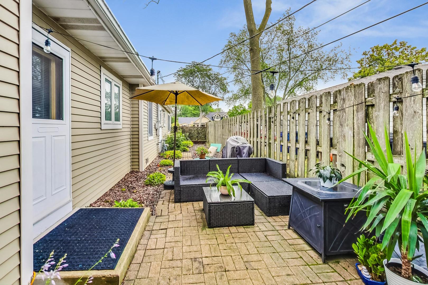 1010 Aurora Way Wheaton, IL 60189 - Photo 32 of 37 a view of a chairs and table in the patio