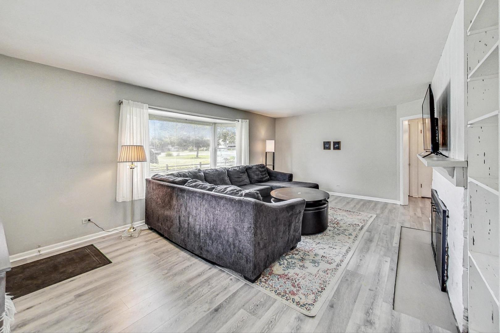1010 Aurora Way Wheaton, IL 60189 - Photo 5 of 37 a living room with furniture and a flat screen tv