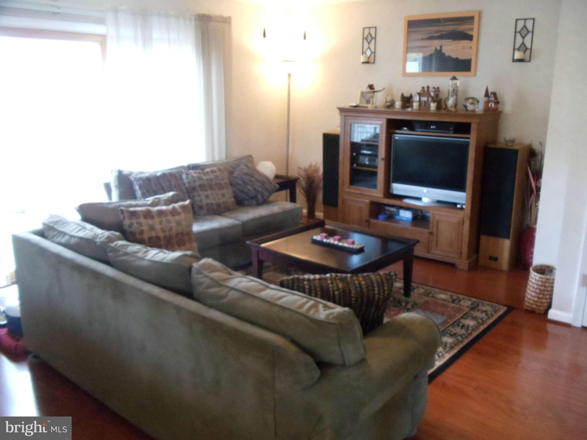 3466 Old Crown Drive Pasadena, MD 21122 - Photo 6 of 25 Living Room