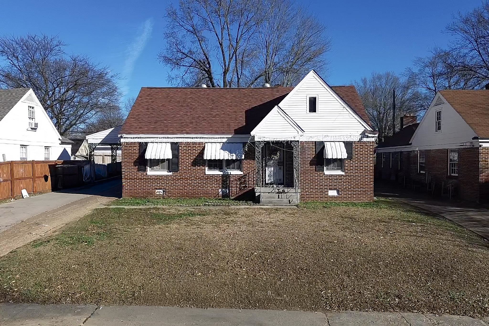 a view of a house with a yard