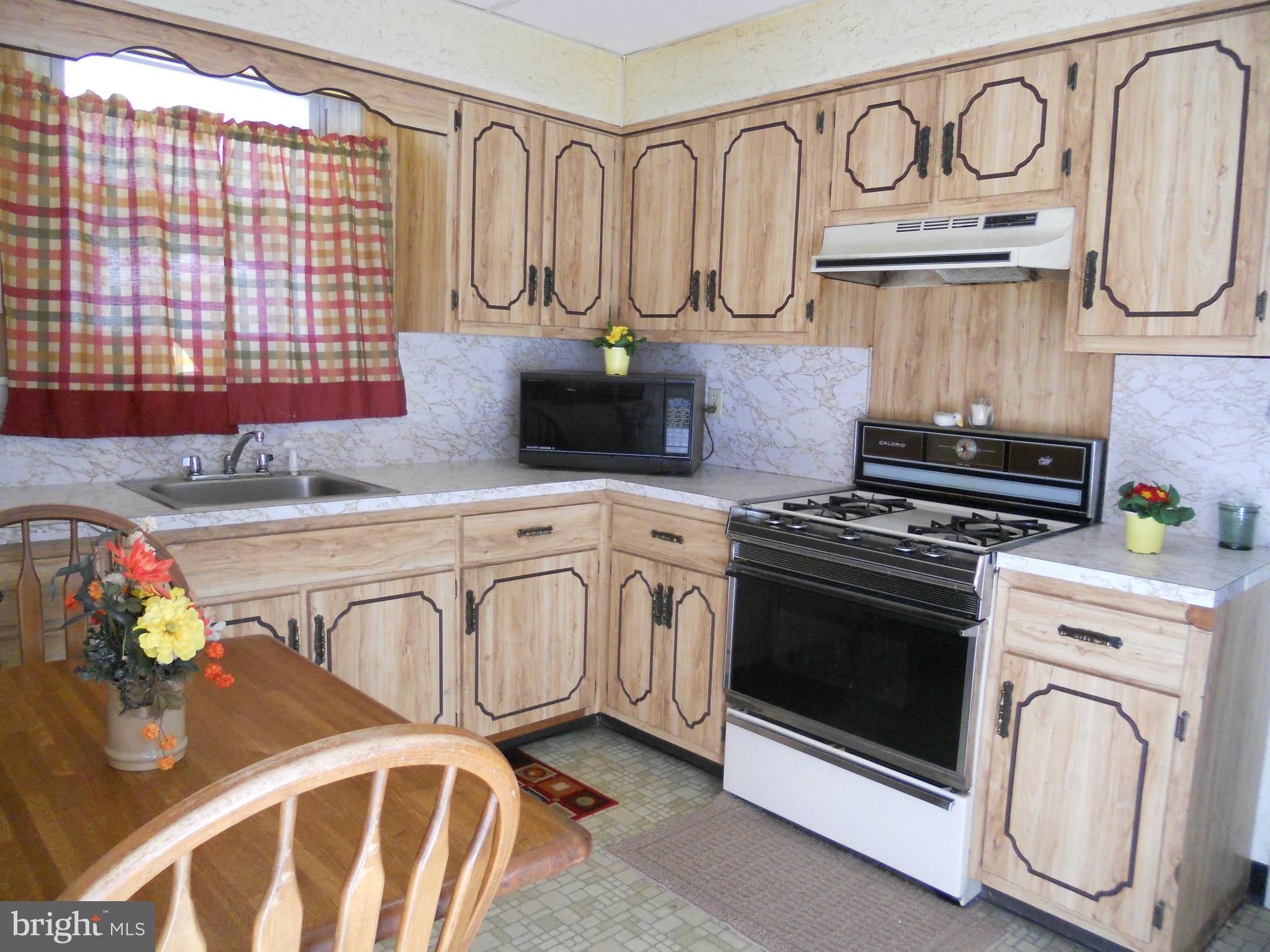 8325 Philadelphia Road Baltimore, MD 21237 - Photo 5 of 22 Kitchen