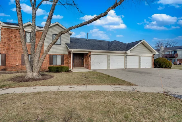 $2,400 | 966 Cumberland Court, Unit A1, Roselle, IL 60172