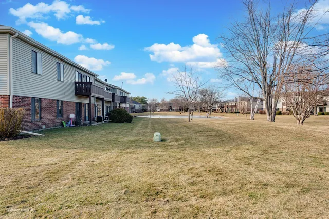 $2,400 | 966 Cumberland Court, Unit A1, Roselle, IL 60172