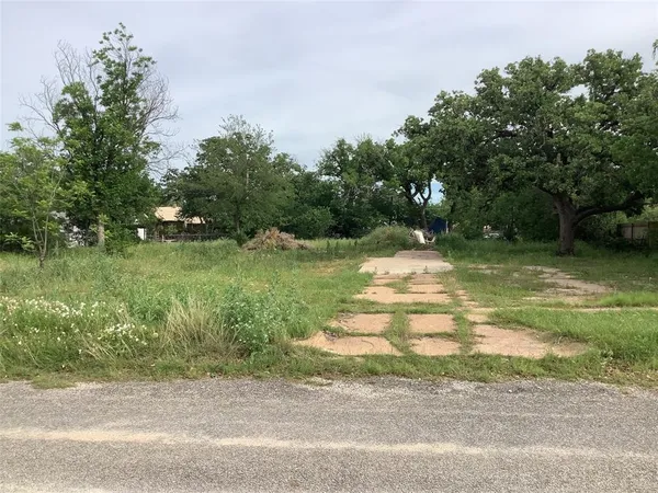 a view of a yard with a fountain