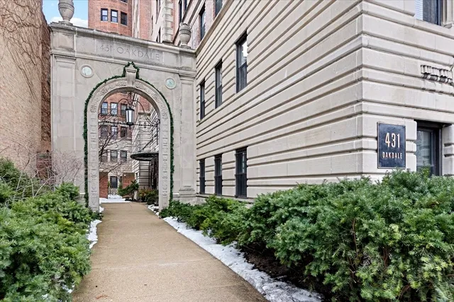 $638,500 | 431 West Oakdale Avenue, Unit 13D, Chicago, IL 60657