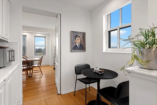 $638,500 | 431 West Oakdale Avenue, Unit 13D, Chicago, IL 60657