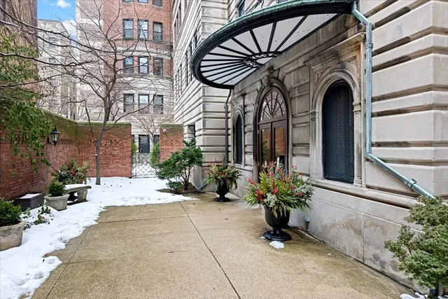 $638,500 | 431 West Oakdale Avenue, Unit 13D, Chicago, IL 60657