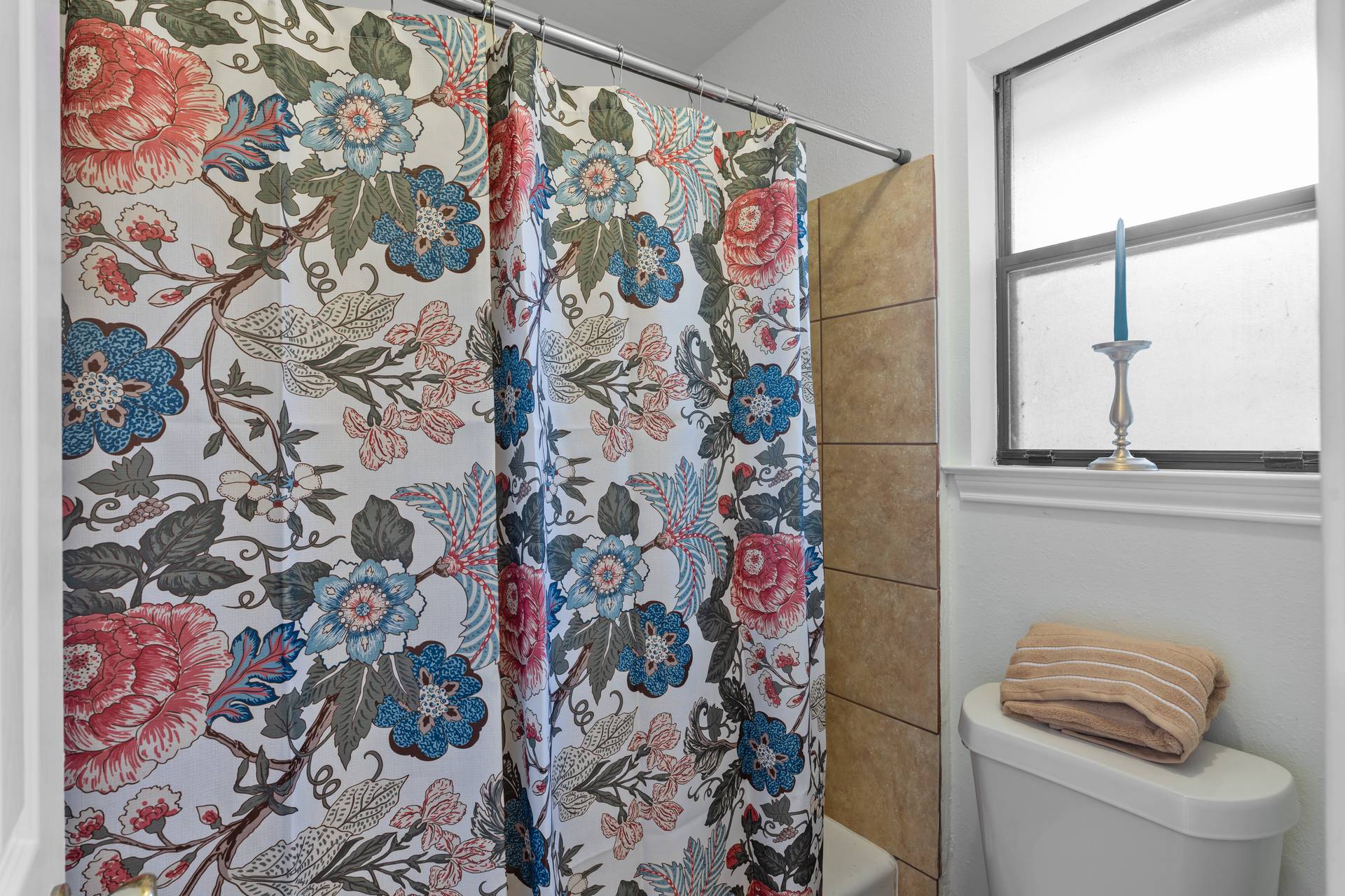1802 Dixie Lane Round Rock, TX 78664 - Photo 22 of 30 a bathroom with a toilet and a shower curtain