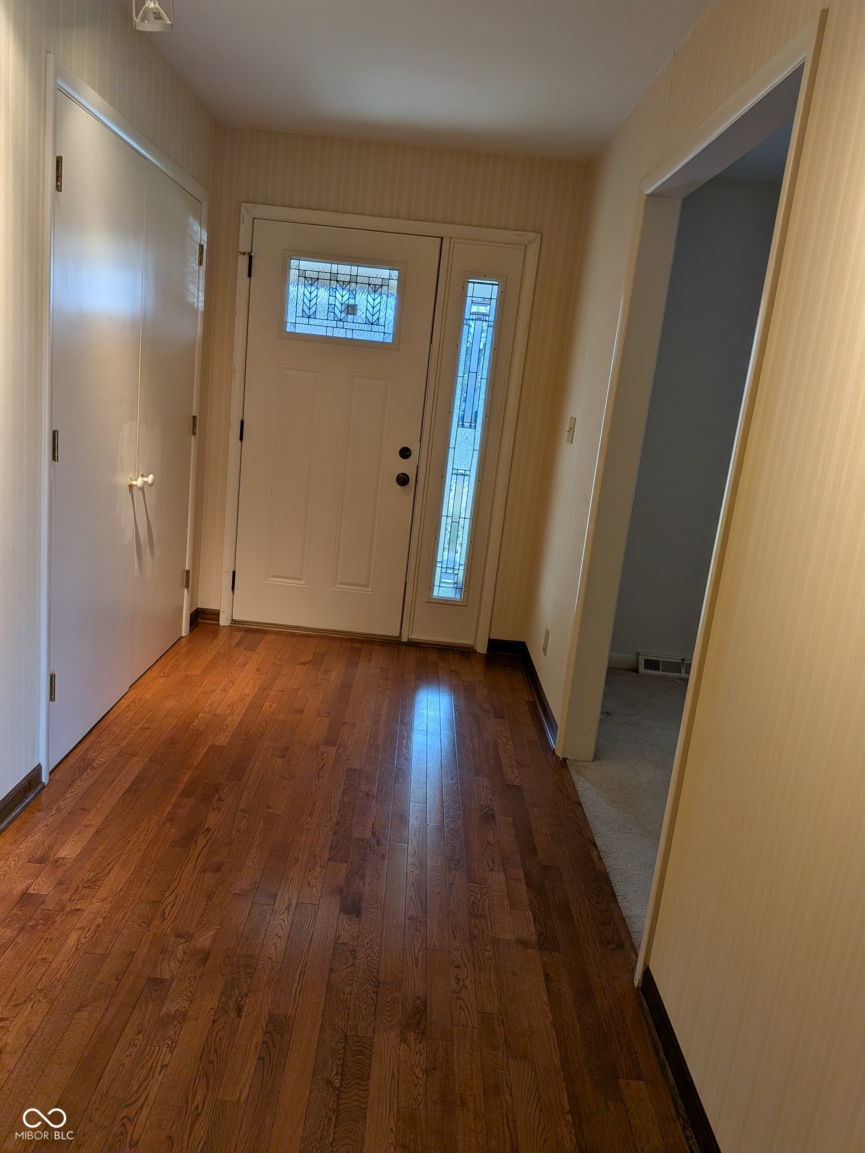 7148 Vauxhall Road Indianapolis, IN 46250 - Photo 2 of 18