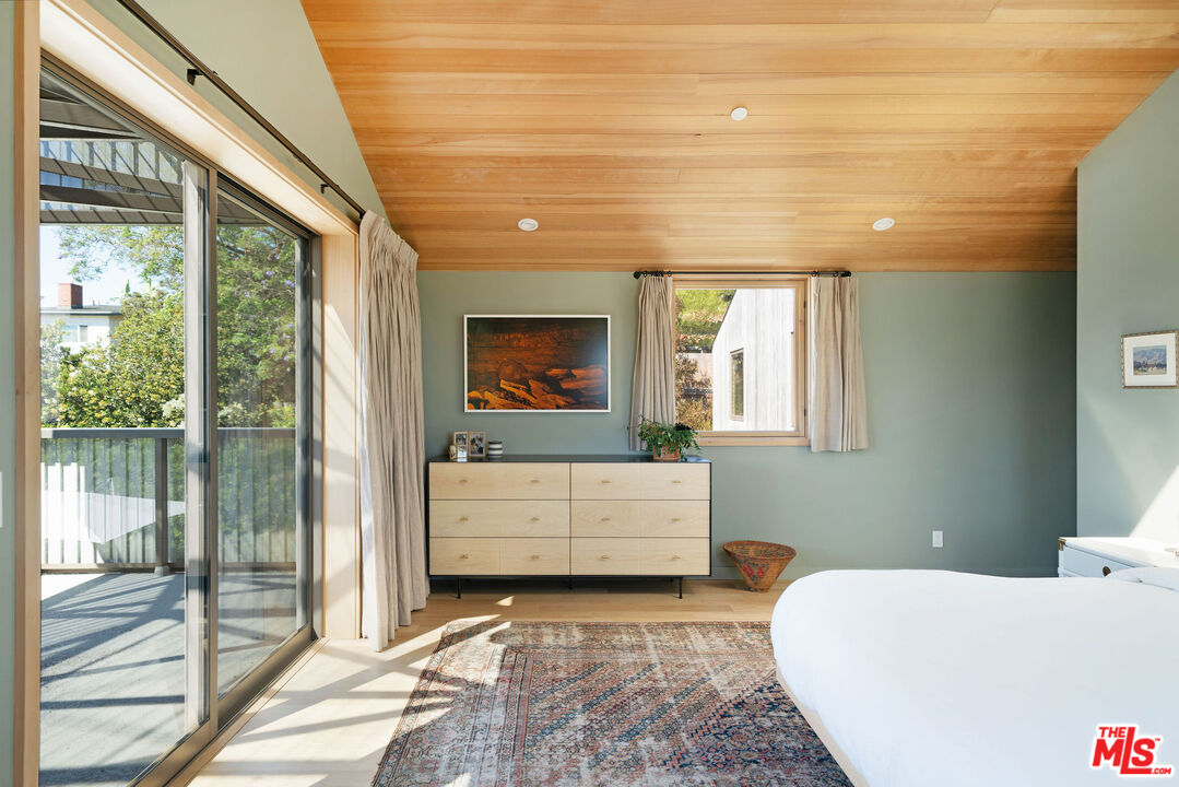 2634 Silver Ridge Avenue Los Angeles, CA 90039 - Photo 27 of 44 a living room with furniture