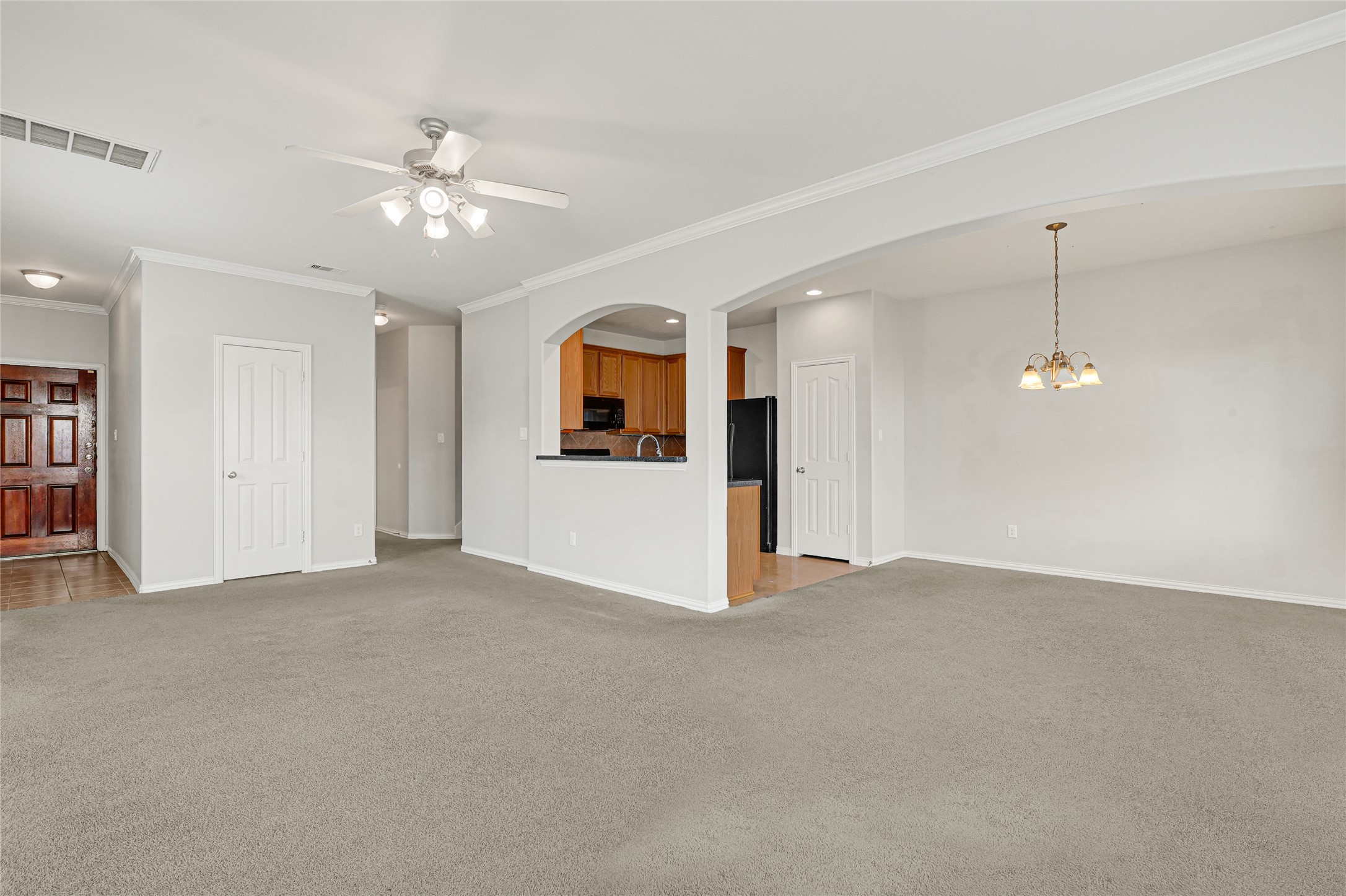 5010 Dartmoor Ridge Trail Houston, TX 77066 - Photo 6 of 28 a view of a livingroom with a ceiling fan