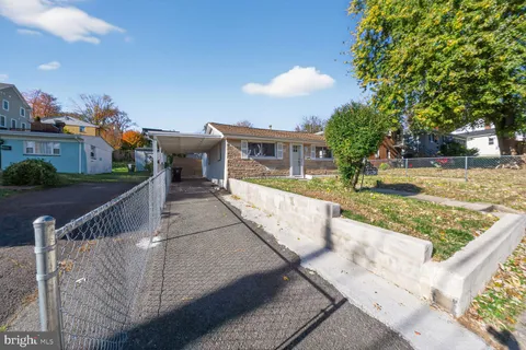 a view of a house with backyard