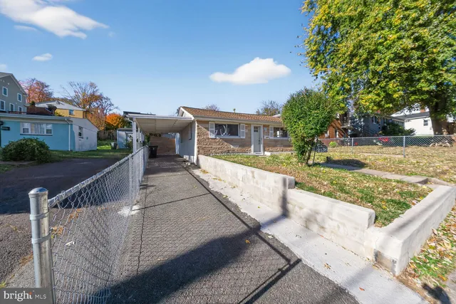 a view of a house with backyard