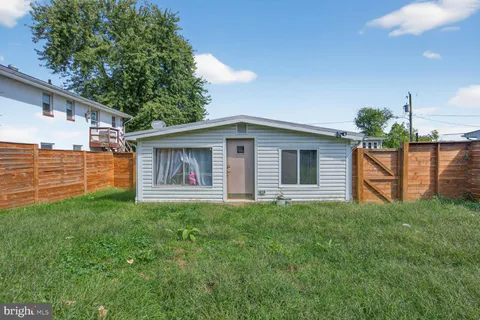a view of a house with backyard and garden