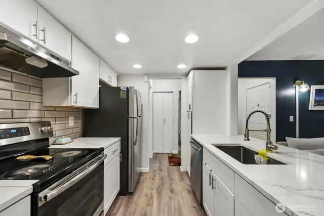 $423,150 | 10424 Northeast 32nd Place, Unit C204, Bellevue, WA 98004