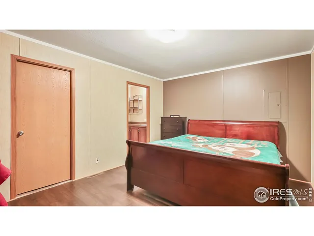 a black and white photo of a living room