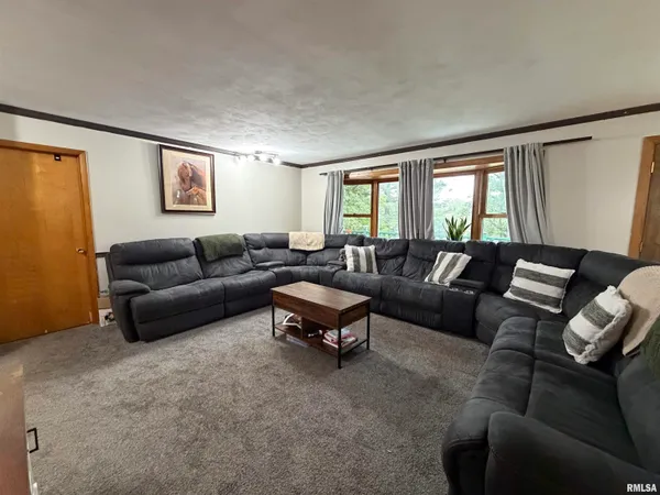 $630,000 | 1196 160 Street, Abingdon, IL 61410