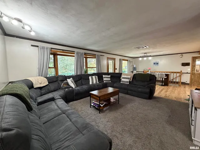 $630,000 | 1196 160 Street, Abingdon, IL 61410