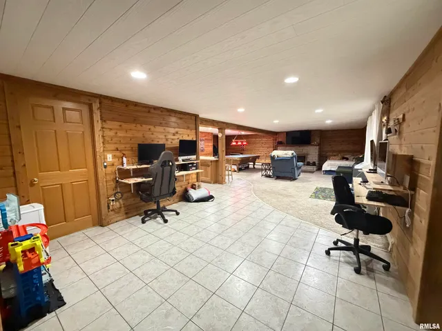 $630,000 | 1196 160 Street, Abingdon, IL 61410