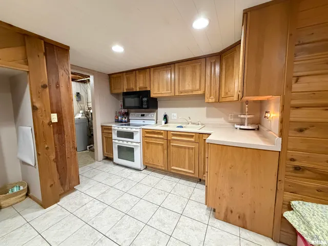 $630,000 | 1196 160 Street, Abingdon, IL 61410