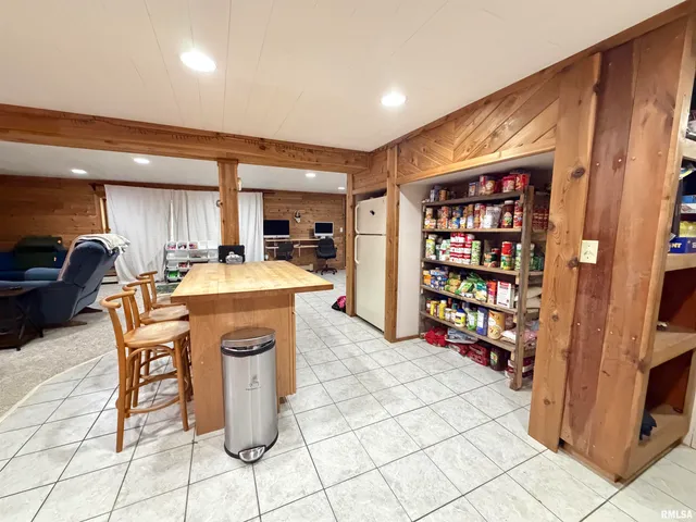 $630,000 | 1196 160 Street, Abingdon, IL 61410