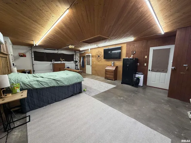 $630,000 | 1196 160 Street, Abingdon, IL 61410