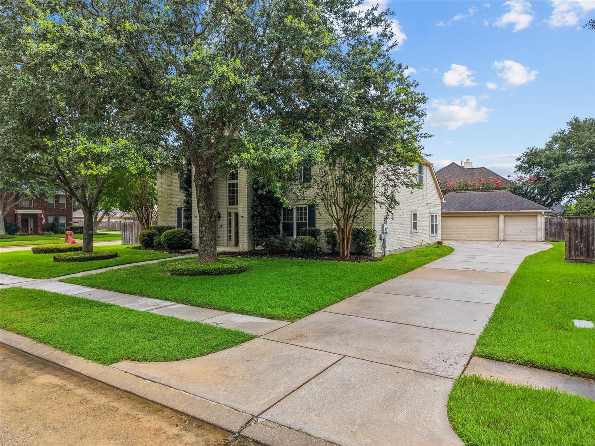 2876 Match Point Lane Friendswood, TX 77546 - Photo 4 of 45 Ample driveway and 3 car garage