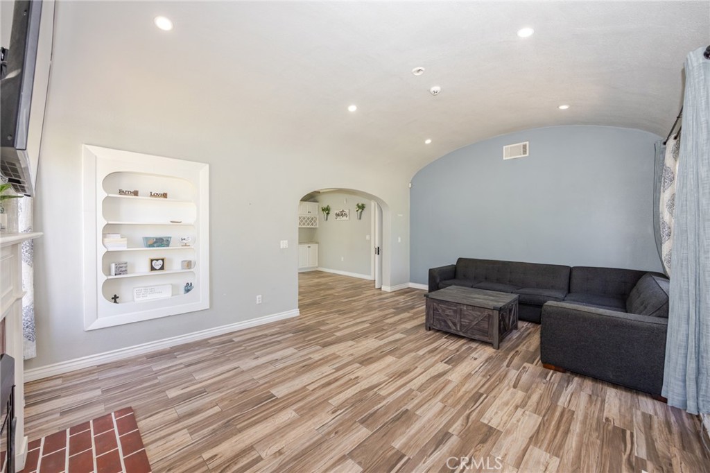 3708 Jurupa Avenue Riverside, CA 92506 - Photo 5 of 30