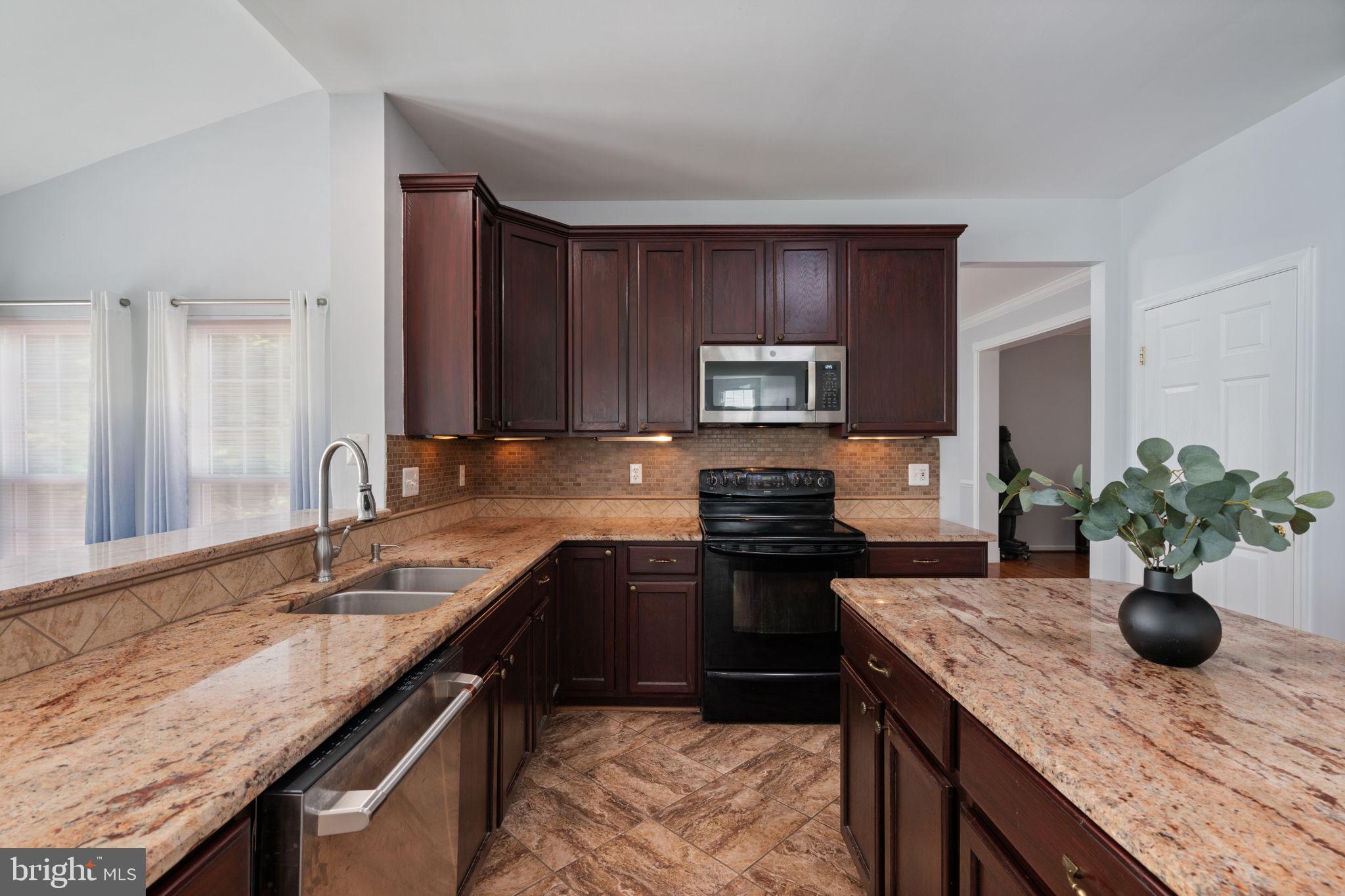 6472 Colonial Village Loop Manassas, VA 20112 - Photo 17 of 69 Spacious kitchen