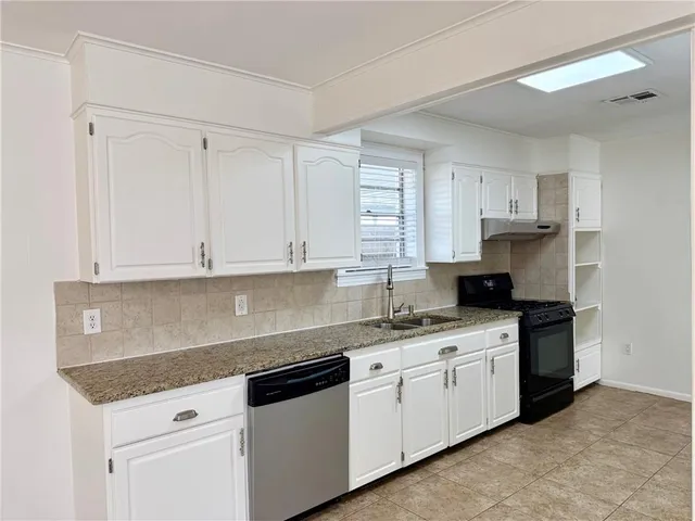 $2,300 | 508 Metairie Lawn Drive, Metairie, LA 70001