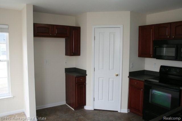 4256 Hampton Ridge Boulevard, Unit 151 Howell, MI 48843 - Photo 8 of 15 Kitchen