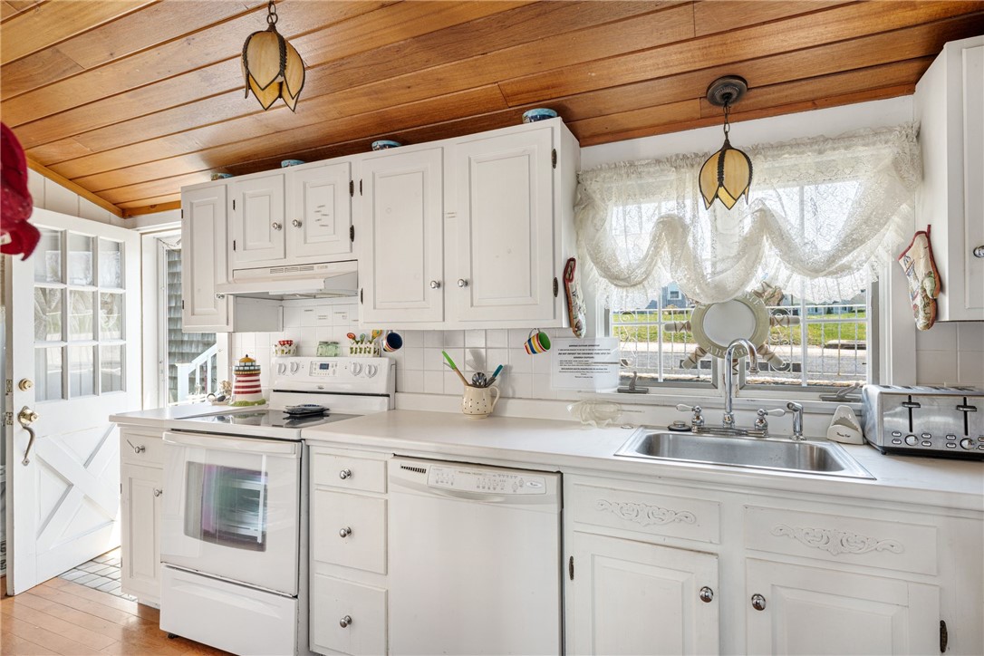 31 East Pond Road Narragansett, RI 02882 - Photo 16 of 27