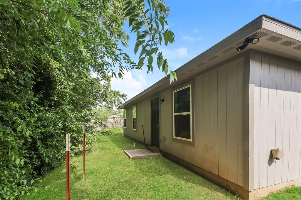 471 Bobbie Street Mabank, TX 75147 - Photo 19 of 21 a backyard of a house with table and chairs