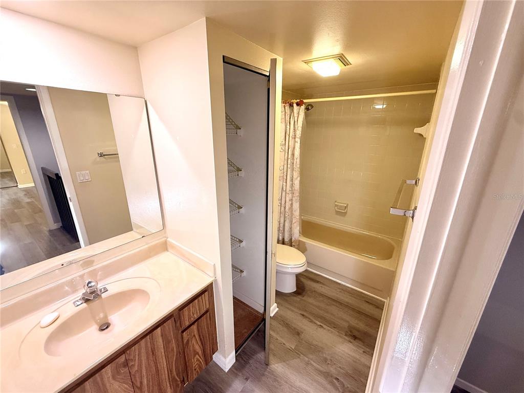 2727 14th Court Palm Harbor, FL 34684 - Photo 22 of 42 a bathroom with a sink mirror toilet and bathtub