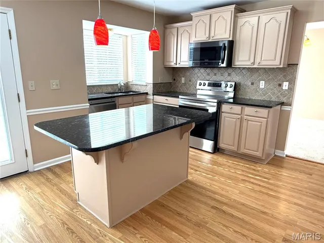 $425,000 | 914 Palm Bay Drive, Ballwin, MO 63021