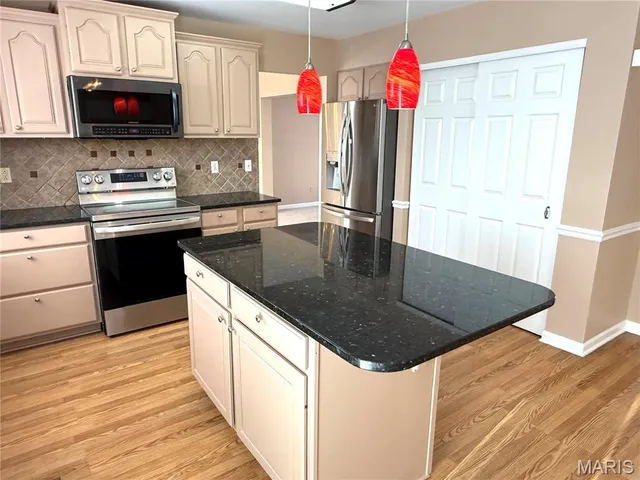 $425,000 | 914 Palm Bay Drive, Ballwin, MO 63021