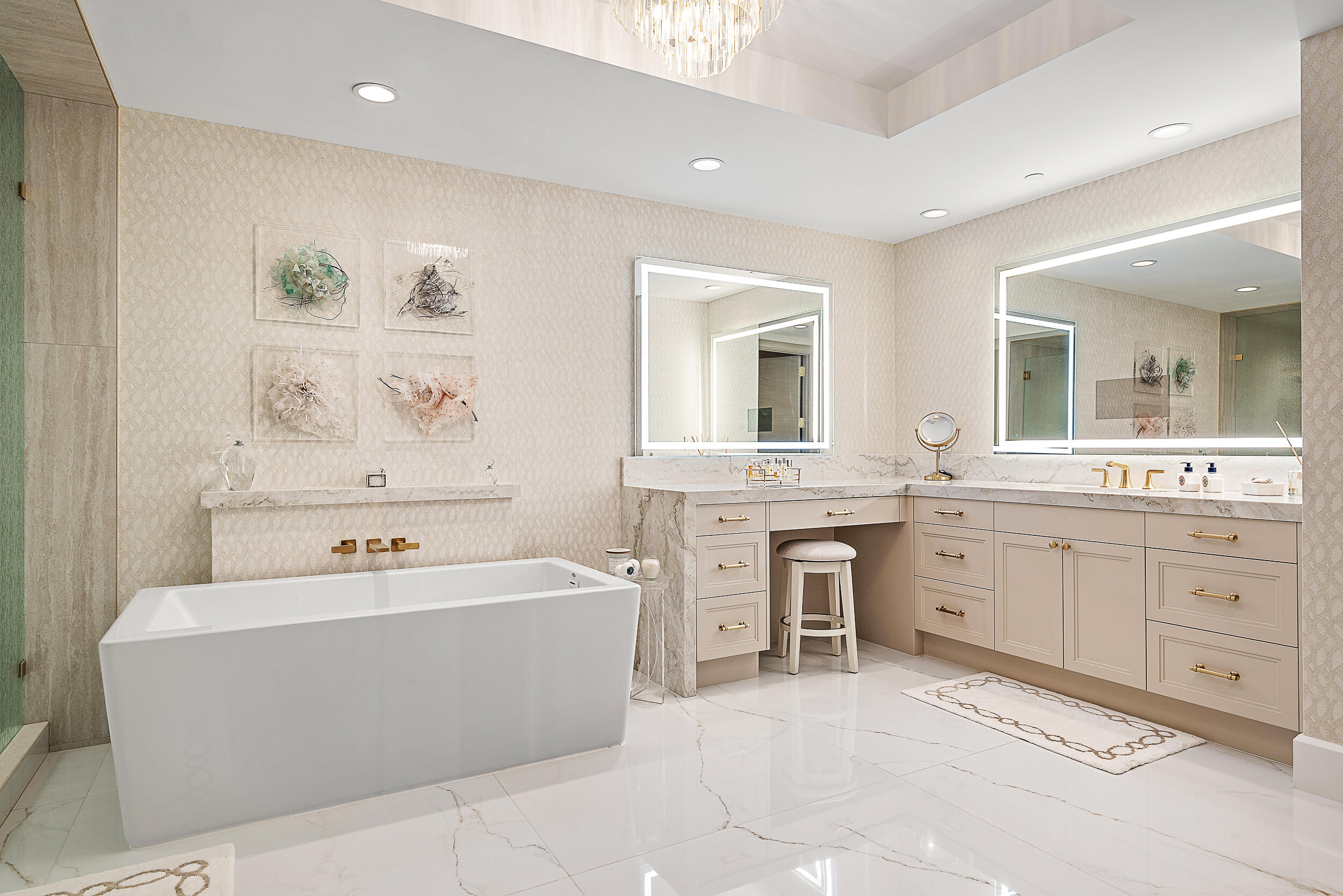 2720 Donald Ross Road, Unit 505 Palm Beach Gardens, FL 33410 - Photo 18 of 43 a spacious bathroom with a tub sink and mirror