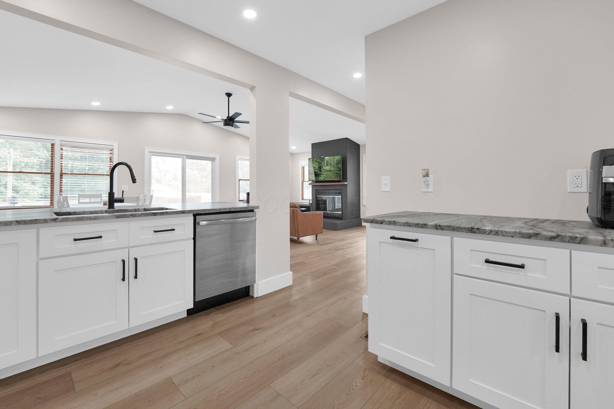 5524 Cosgray Road Dublin, OH 43016 - Photo 8 of 35 Beautiful modern kitchen