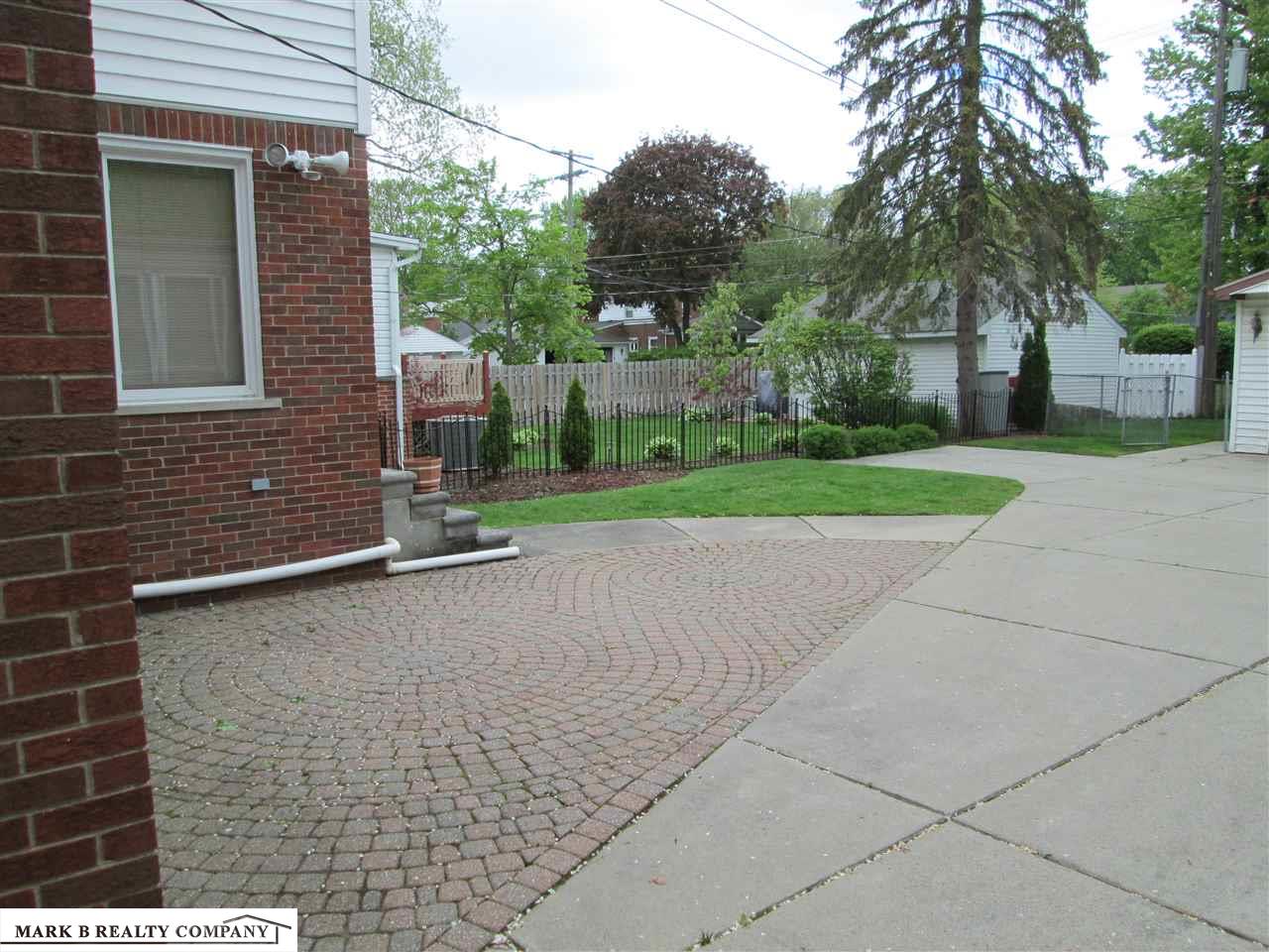 1912 Prestwick Road Grosse Pointe Woods, MI 48236 - Photo 2 of 24