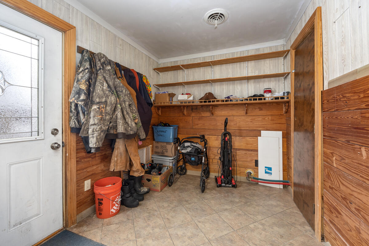 80226 40th Street Decatur, MI 49045 - Photo 20 of 32 Mud room
