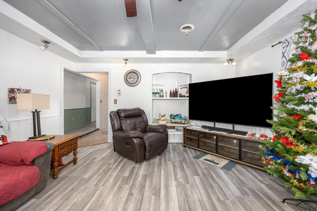80226 40th Street Decatur, MI 49045 - Photo 7 of 32 Lliving Room