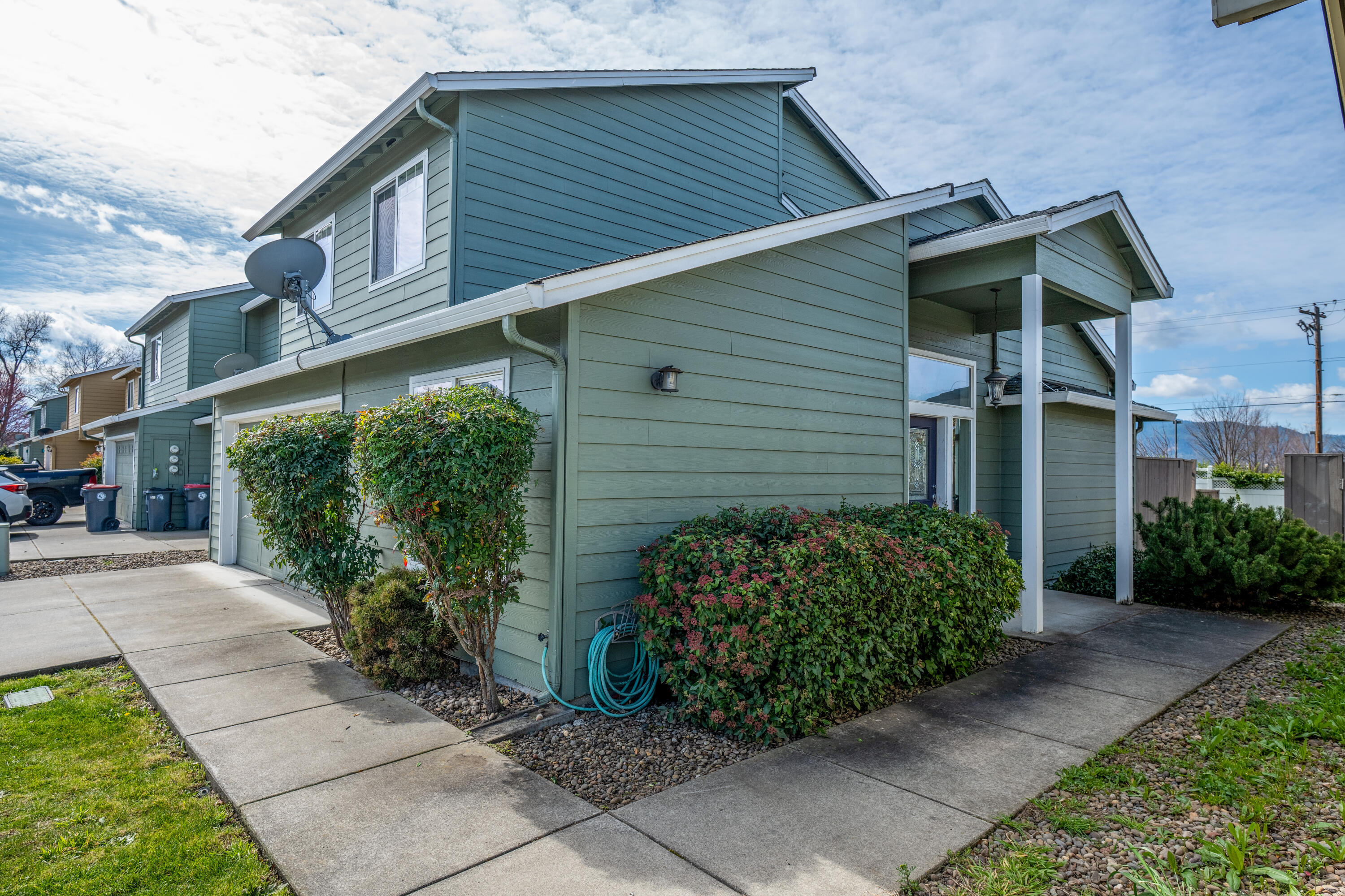 368 Live Oak Loop Central Point, OR 97502 - Photo 2 of 24