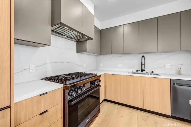 $6,995 | 10352 Riverside Drive, Unit 203A, Toluca Lake, CA 91602