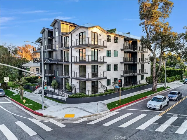 $6,995 | 10352 Riverside Drive, Unit 203A, Toluca Lake, CA 91602