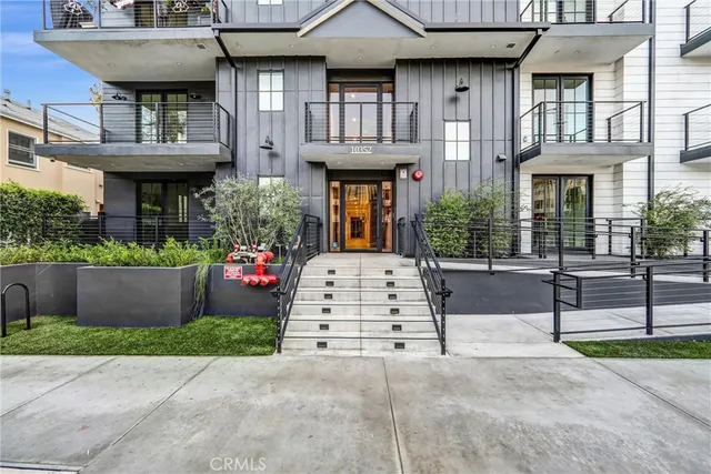 $6,995 | 10352 Riverside Drive, Unit 203A, Toluca Lake, CA 91602