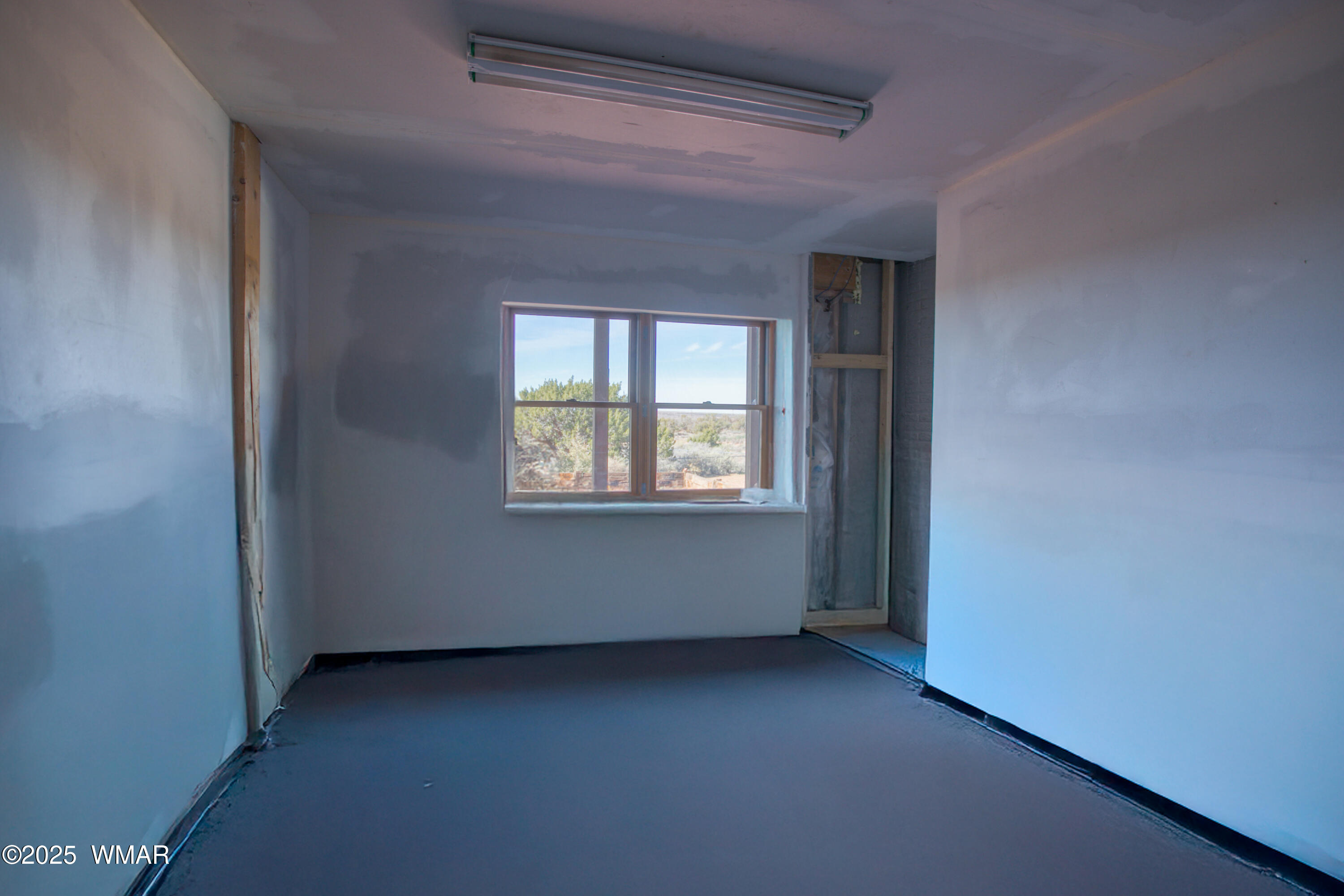 8555 Reata Lane Snowflake, AZ 85937 - Photo 40 of 88 an empty room with a window