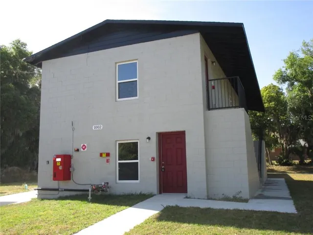 a front view of house with yard