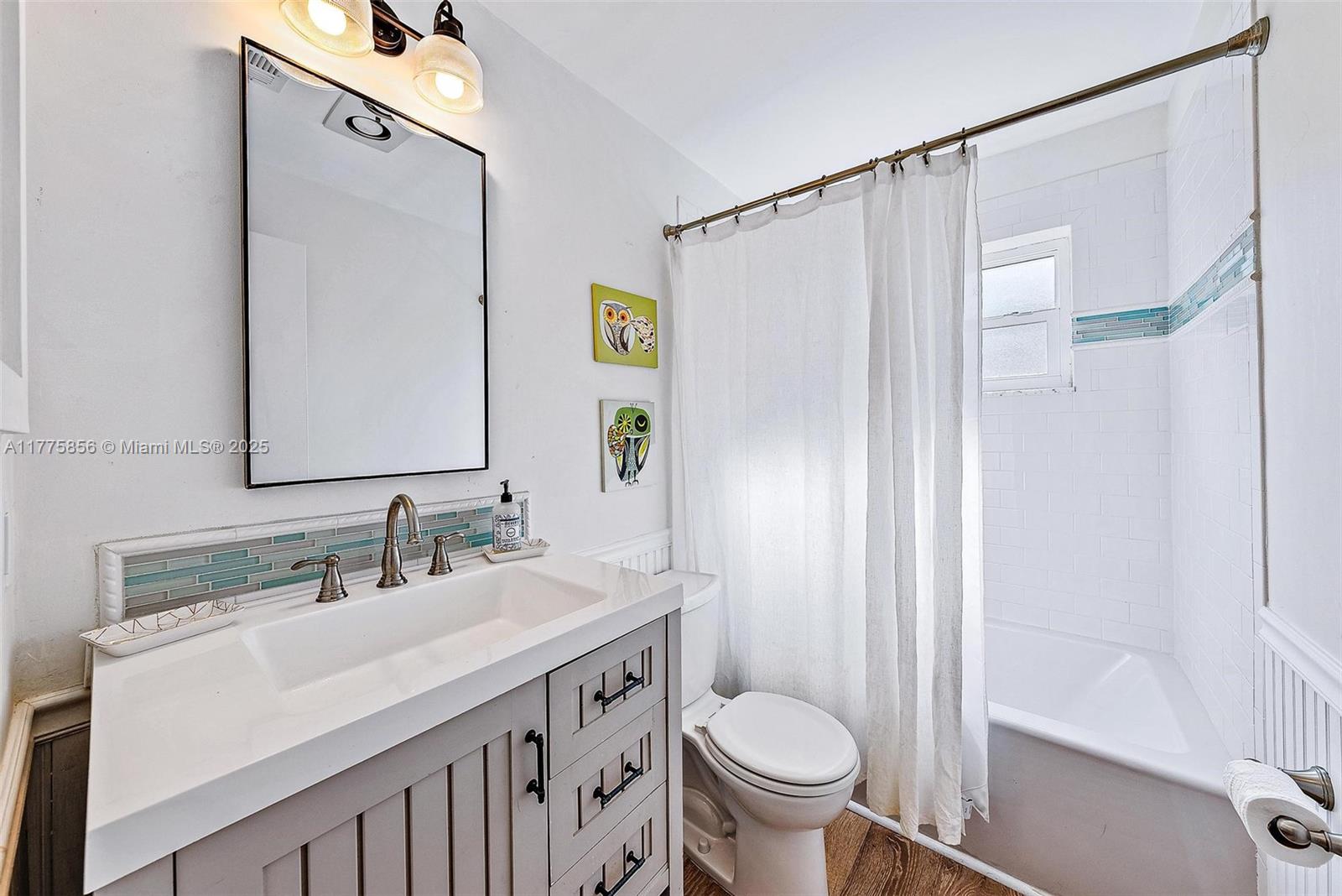 226 Norfolk Road Jupiter, FL 33469 - Photo 19 of 33 Guest Bathroom